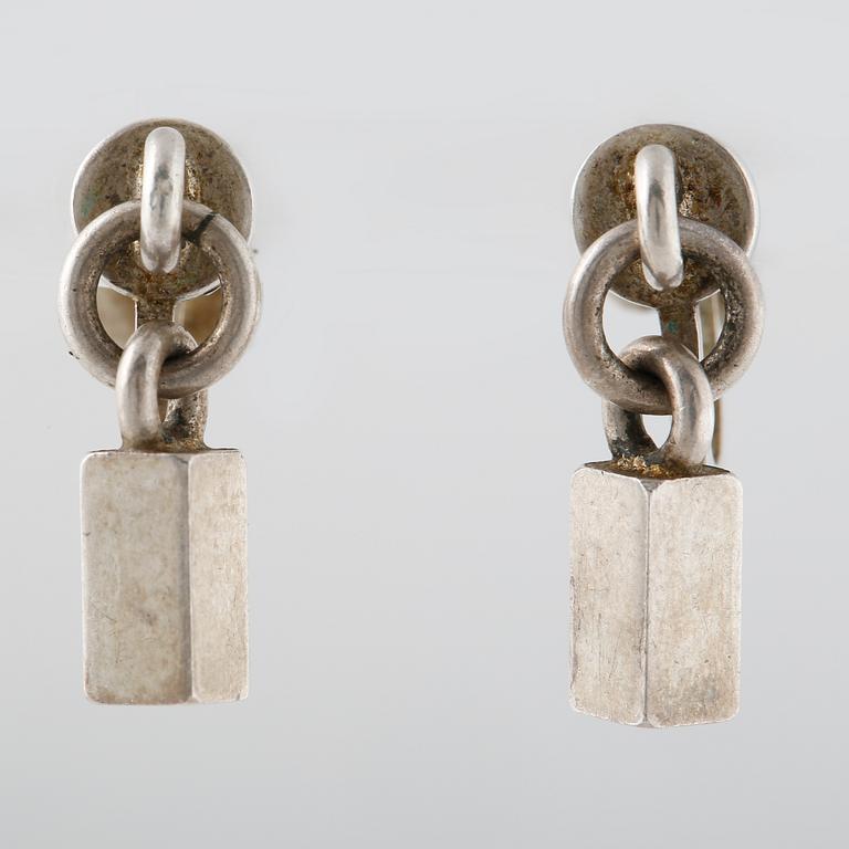 ÖRHÄNGEN, ett par, silver, Wiwen Nilsson, Lund, 1952. Vikt 6,1 gram.