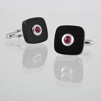 MANSCHETTKNAPPAR, 14K vitguld med cabochonslipade rubiner 0.77 ct samt onyx. Vikt 8,7 gram.