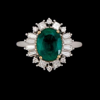 RING, 18K vitguld, smaragd ca 1.85 ct, diamanter tot ca 0.55 ct.