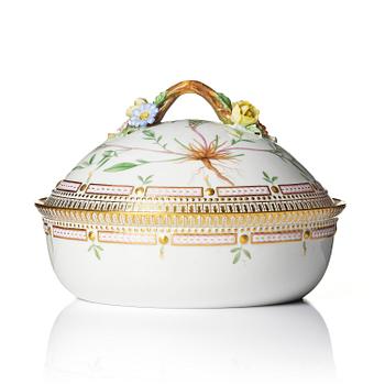 467. A Royal Copenhagen 'Flora Danica' vegetable tureen with cover, Denmark, 20th century.