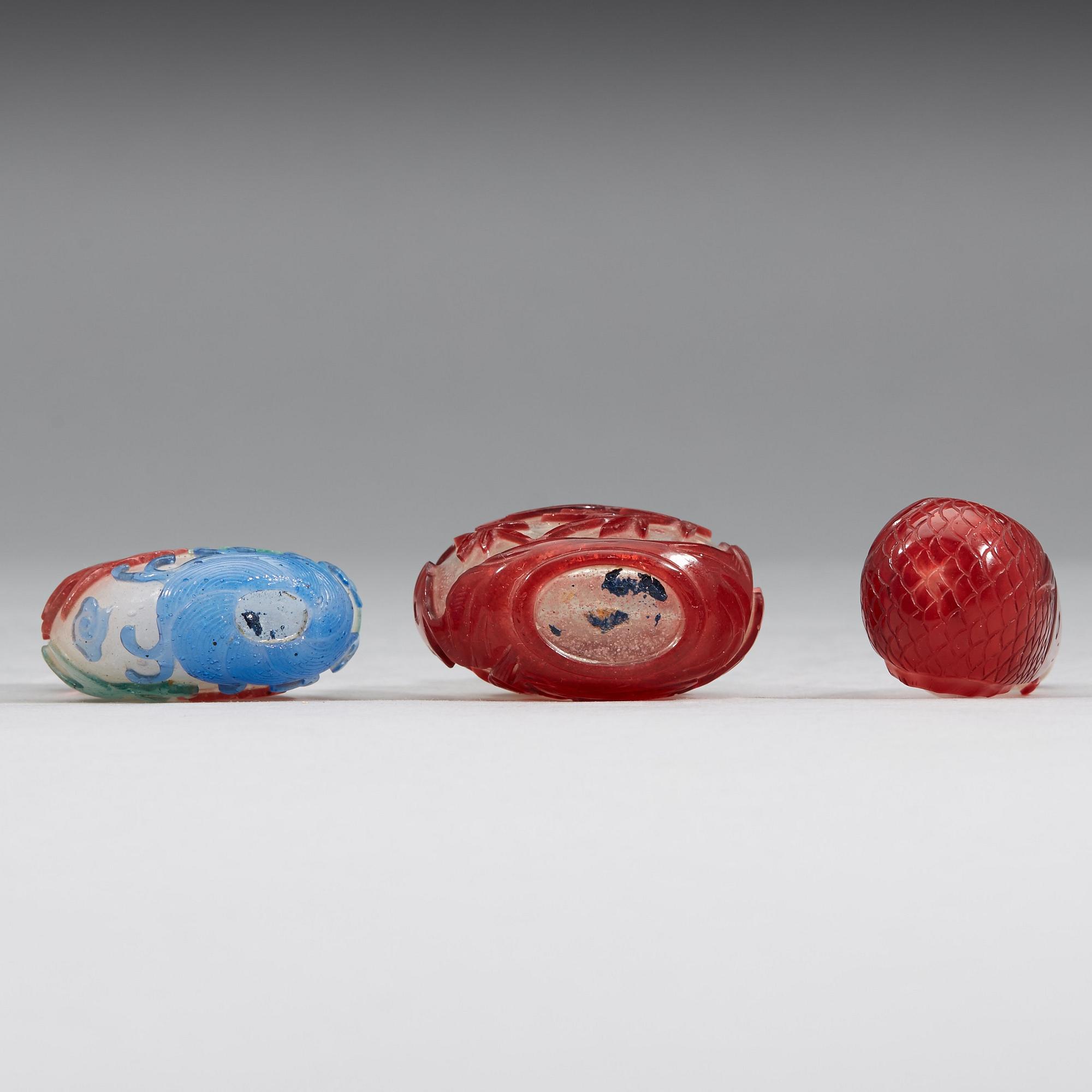 A group of three snuff bottles with stoppers, Qing dynasty (1644-1912).