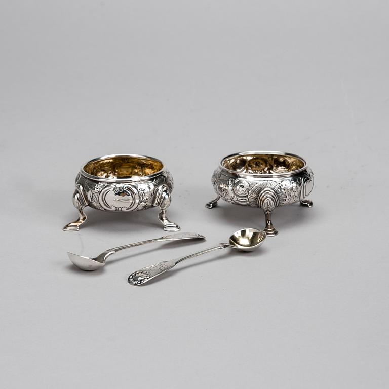 SALTKAR MED SKEDAR, 2+2 st, sterlingsilver, London 1700-och Edinburgh 1800-tal. Totalvikt ca 156 g.