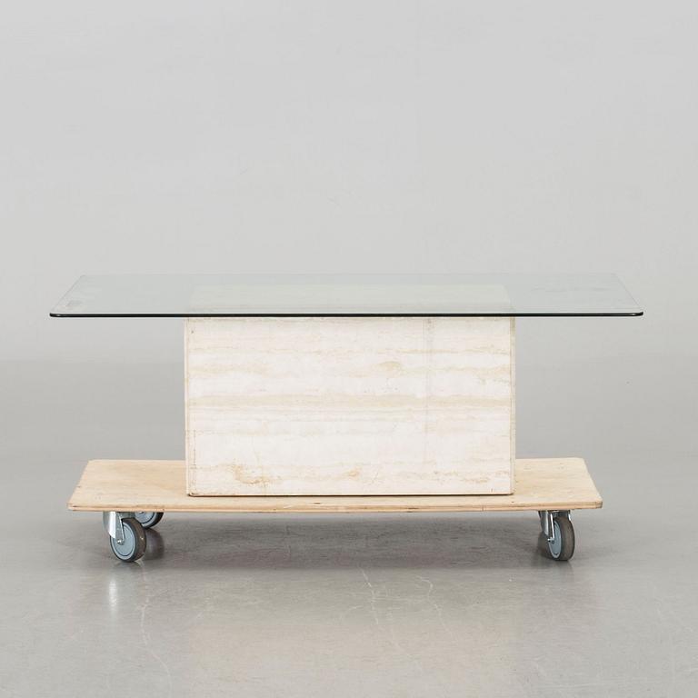 A TRAVERTINE AND GLASS SOFA TABLE.