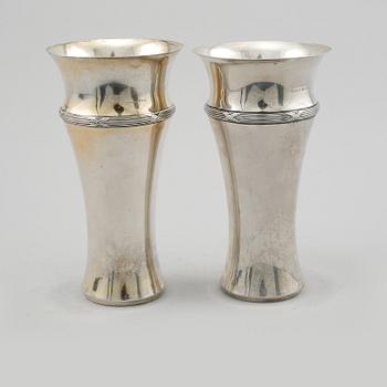 POKALER, 2 st snarlika, silver, C.G Hallberg, Stockholm, 1906 och 1907. Vikt 915 g.