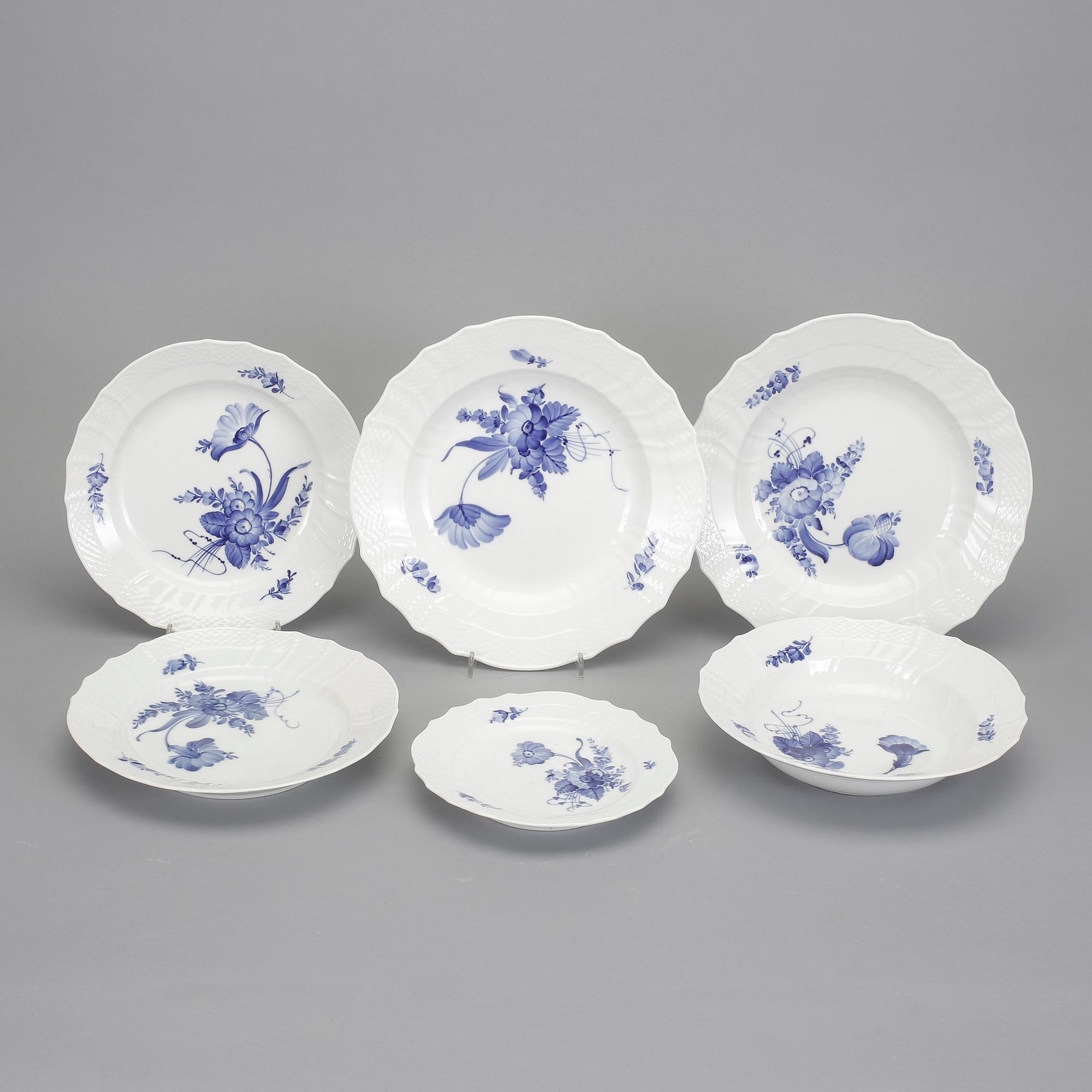 SERVISPORSLIN, porslin, 82 delar, "Blå Blomst" Royal Copenhagen, Danmark.