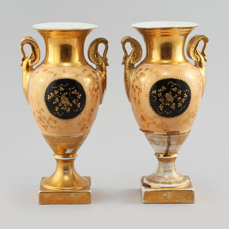 URNOR, ett par, porslin, 1800-talets andra hälft.