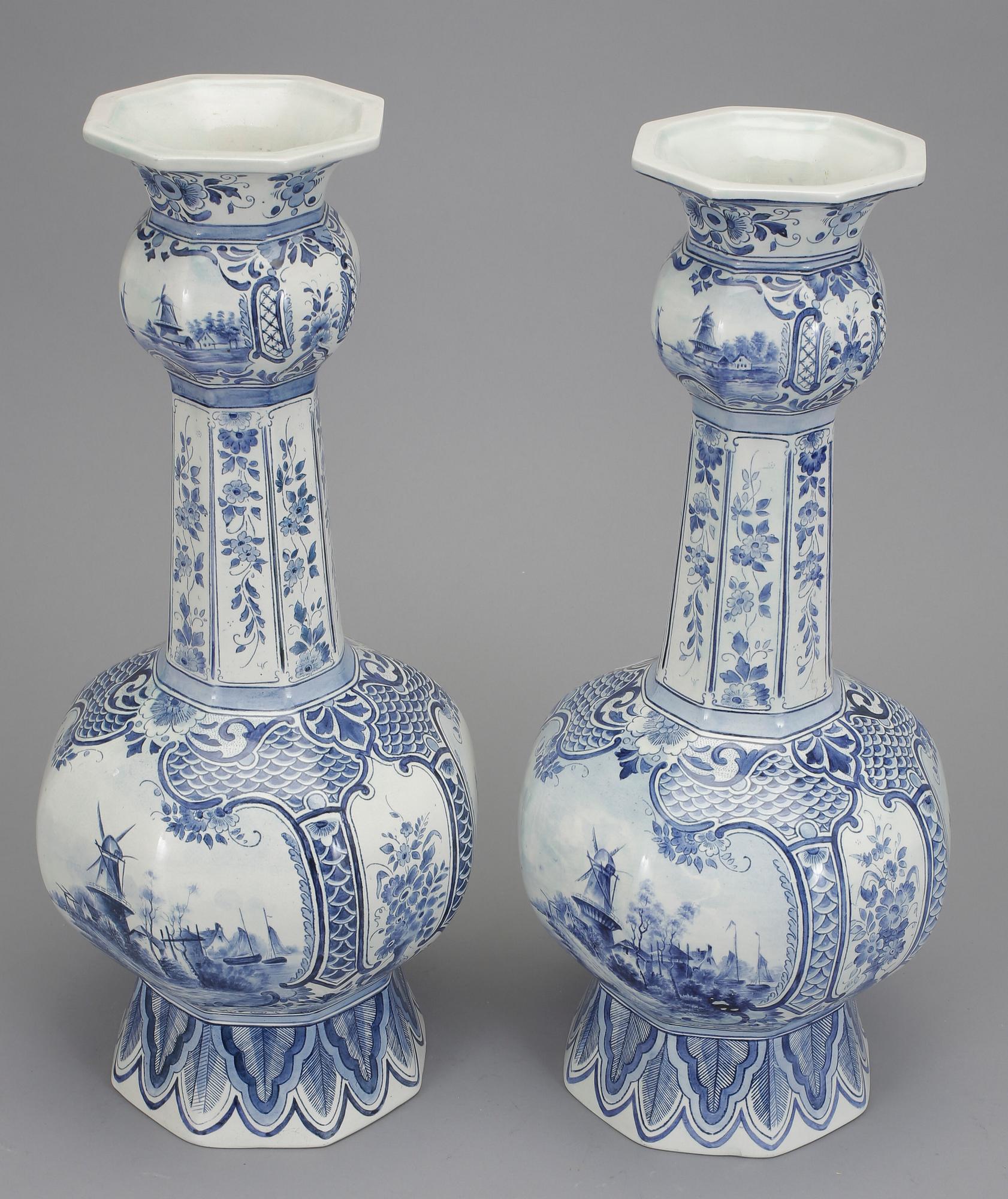 VASER, ett par, porslin, Delft, 1800-/1900-tal.