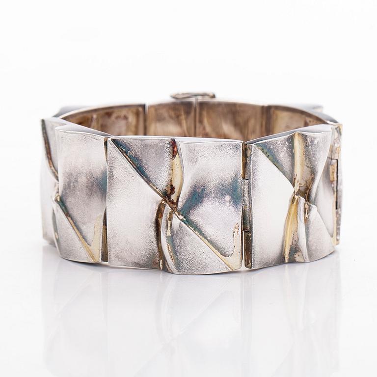 A sterling silver 'Moonbridge' bracelet and a pair of  'Shields' earrings, Lapponia 1974.