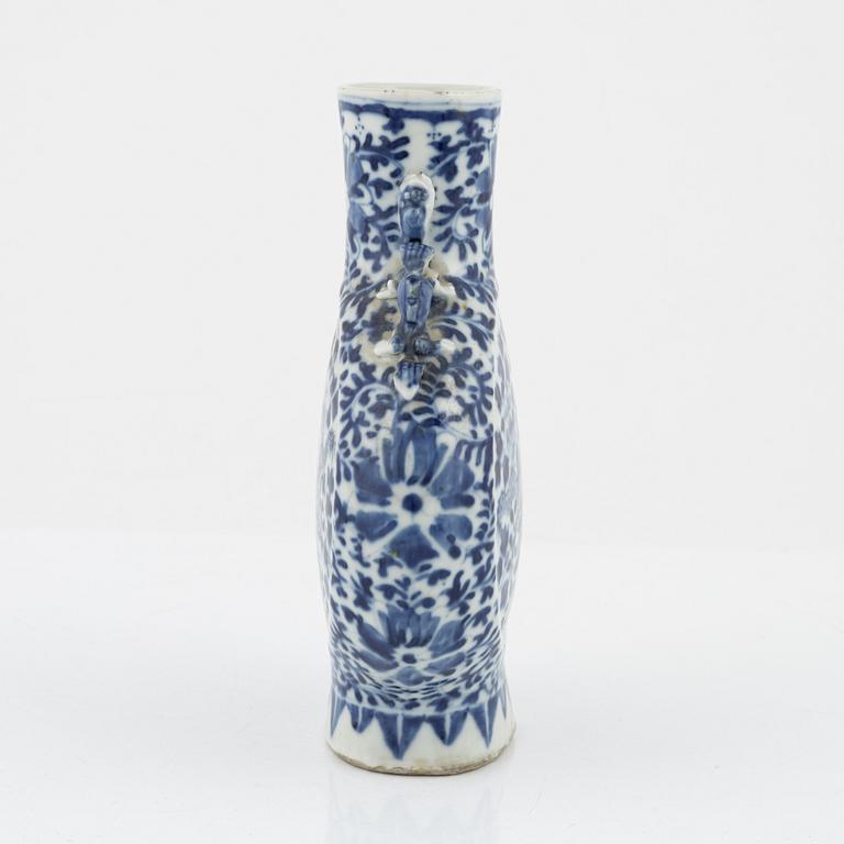 A blue and white moon flask, China, Qing Dynasty, 19th century.