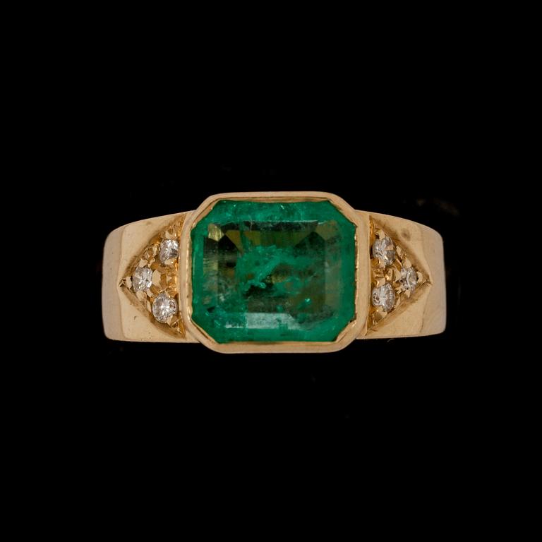RING, 18 k guld med smaragd ca 1,40 ct samt briljantslipade diamanter. Vikt ca 5,5 g.