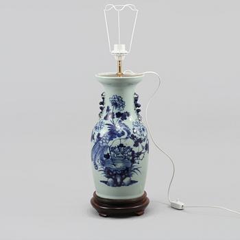 BORDSLAMPA, porslin, Kina, sekelskiftet omkring 1900.