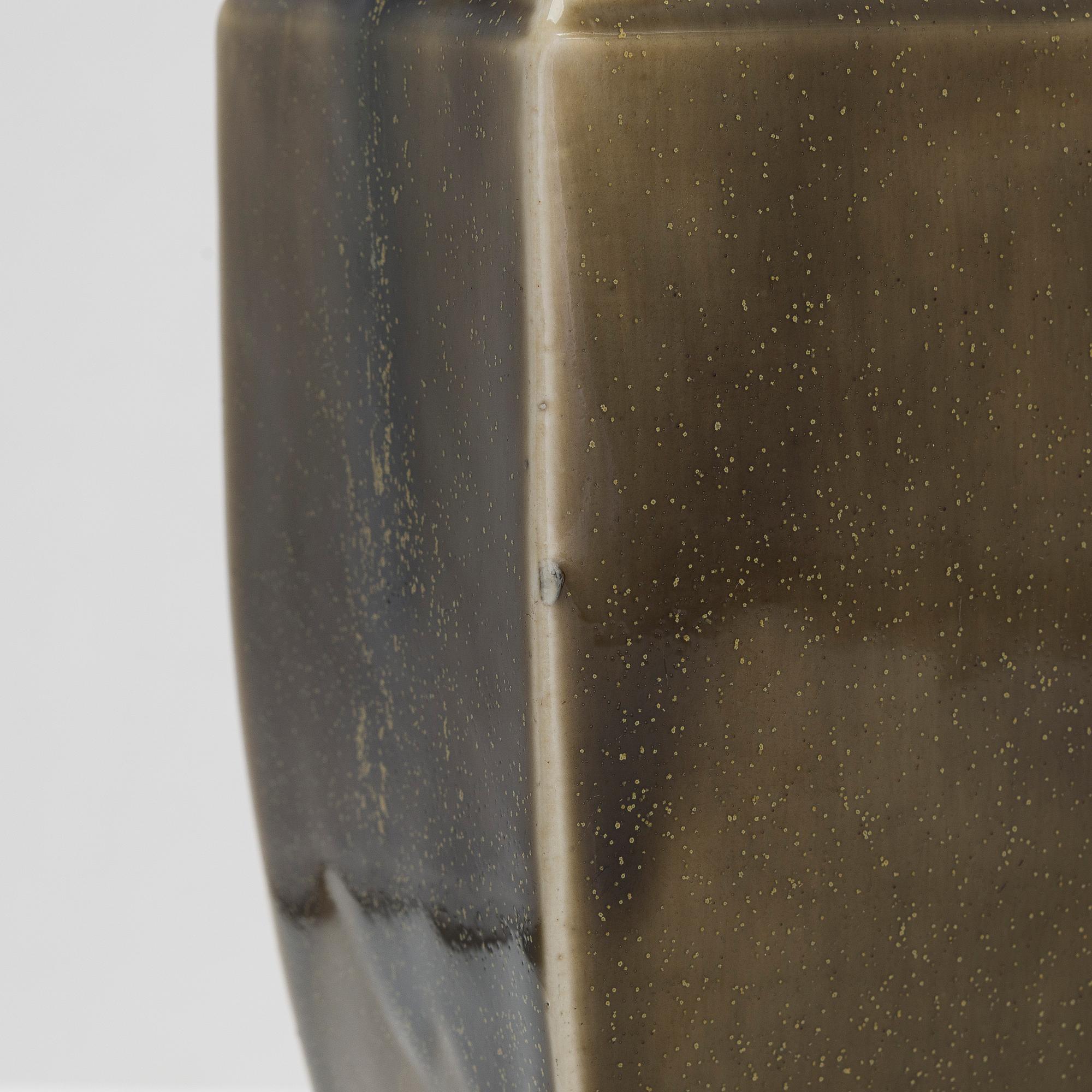 A pair of Chinese urns, first half of the 20th century.