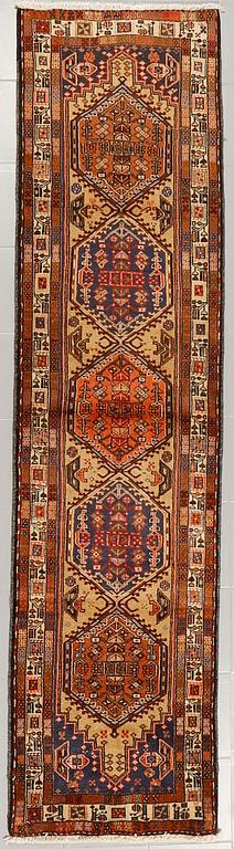 A SEMI ANTIQUE MESHKIN RUNNER, 295 x 70 cm.