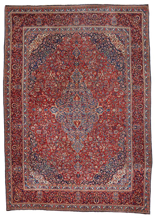 A CARPET, a semi-antique Kashan, ca 443,5 x 314,5 cm.
