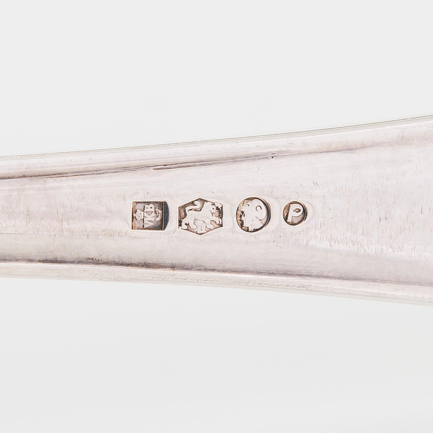 Serveringsbestick, 3 st, silver, Holland 1883-1975, och ostknappar, silver, Finland 1971.