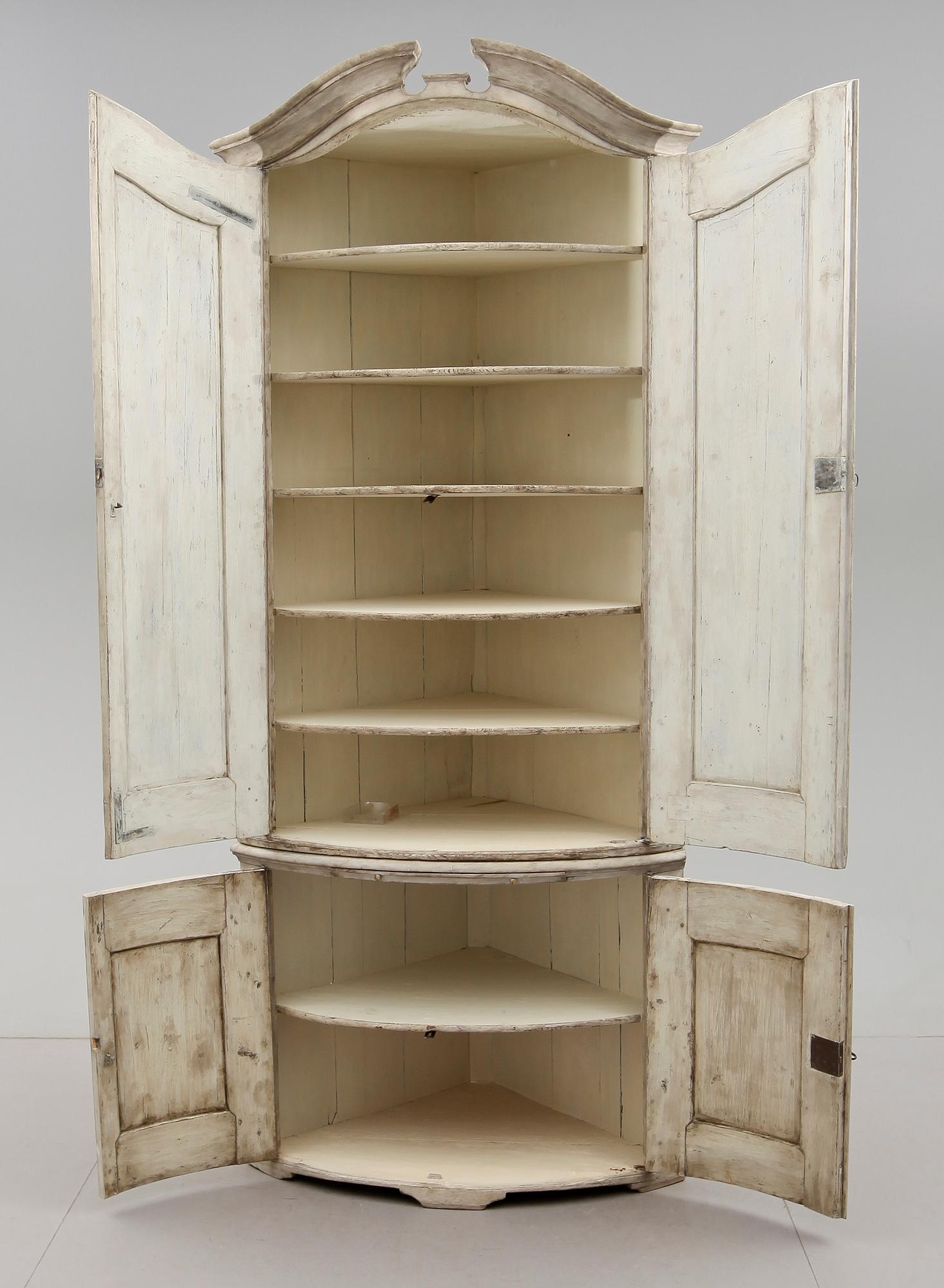 HÖRNSKÅP, 1800-talets första hälft.