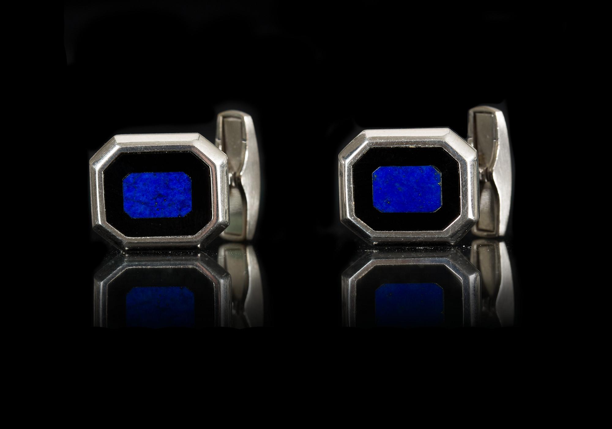 MANSCHETTKNAPPAR, 18k vitguld med Lapis Lazuli och Onyx. Vikt ca 16g.