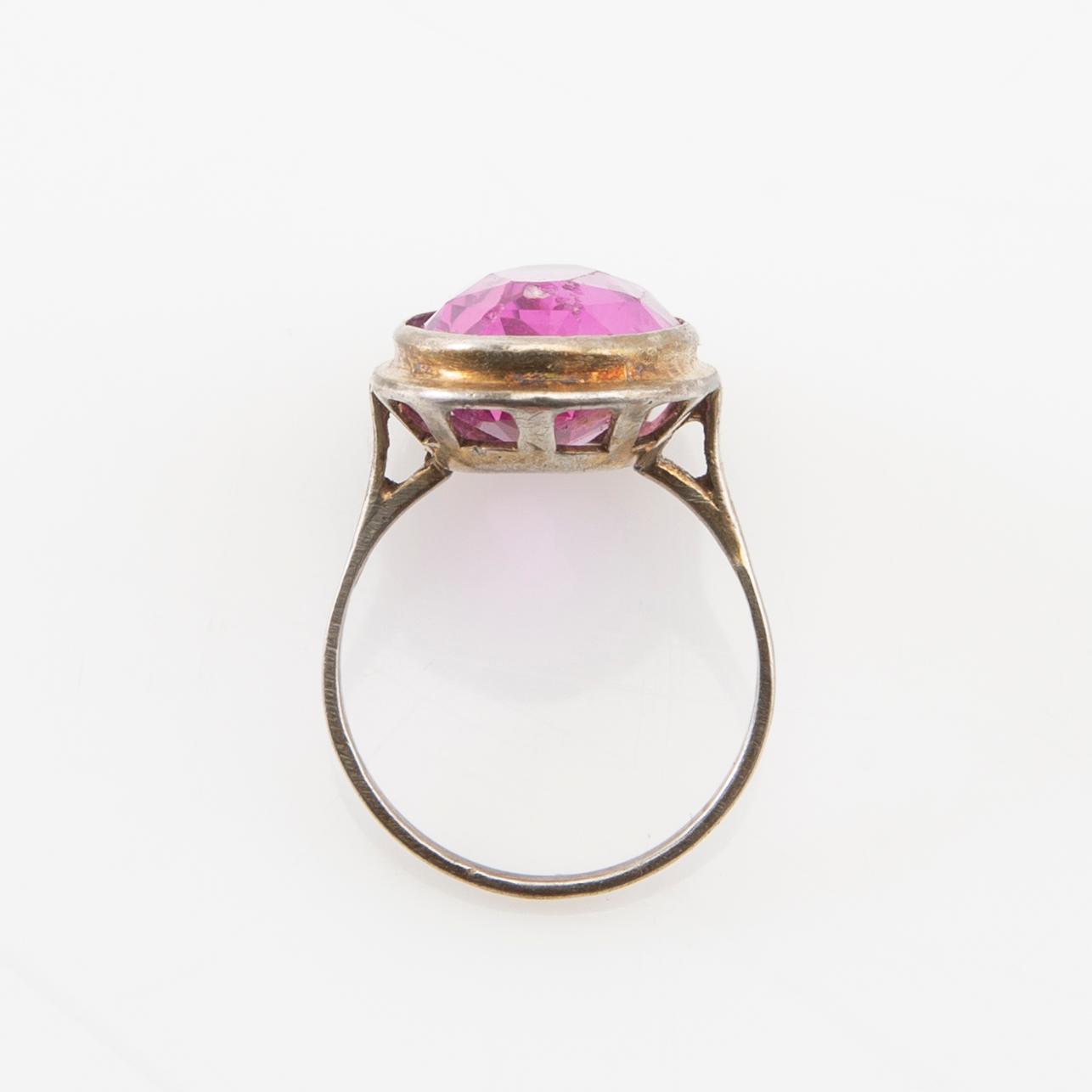 Tiara av silver med odlade pärlor och rosa fasetterat glas, ring av silver med syntetisk rosa safir, Hässleholm 1964.