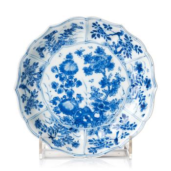 836. A blue and white dish, Qing dynasty, Kangxi (1662-1722).