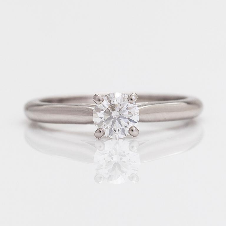 Cartier, ring, platina och briljantslipad diamant ca 0.40 ct. Med GIA dossier.