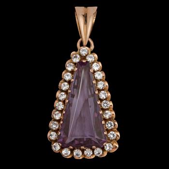 HÄNGE, 14k guld, fasettslipad topas samt 25 små briljantslipade bergskristaller, 1900-talets andra hälft. Vikt 8 g.