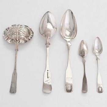 Skedar och strösked, 18 delar, silver, "Musslan", Åbo och Nådendal, 1835-1874.