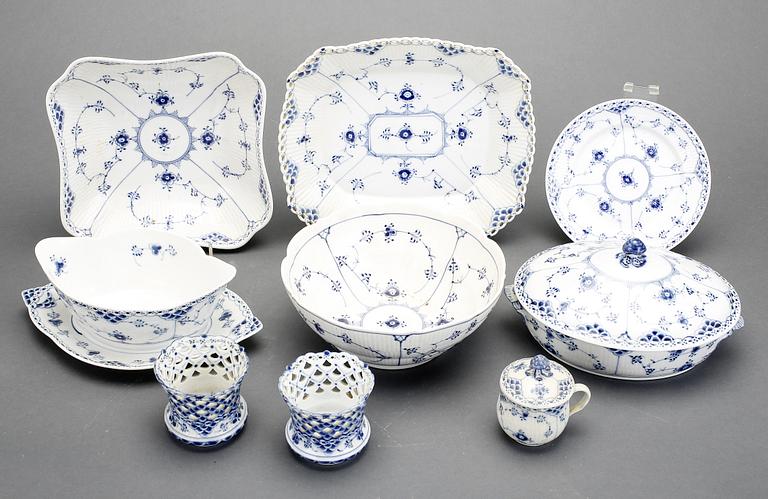 SERVISDELAR, "Musselmalet", Royal Copenhagen. 19 delar. Halvblond och helblond.