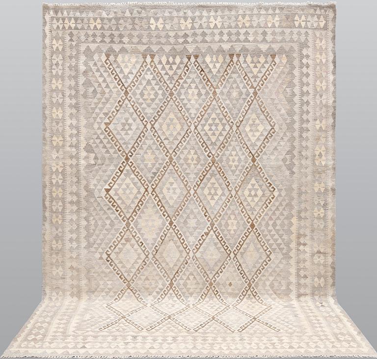 A kilim carpet, ca 312 x 220 cm.