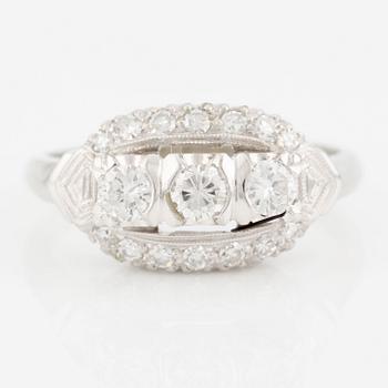 Ring in 18K white gold with round brilliant-cut and single-cut diamonds.