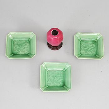 A group three green glazed dishes and a pink vase, late Qing dynasty, circa 1900.