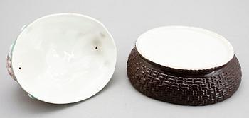 ÄGGHÖNA, porslin, 1900-talets första hälft.