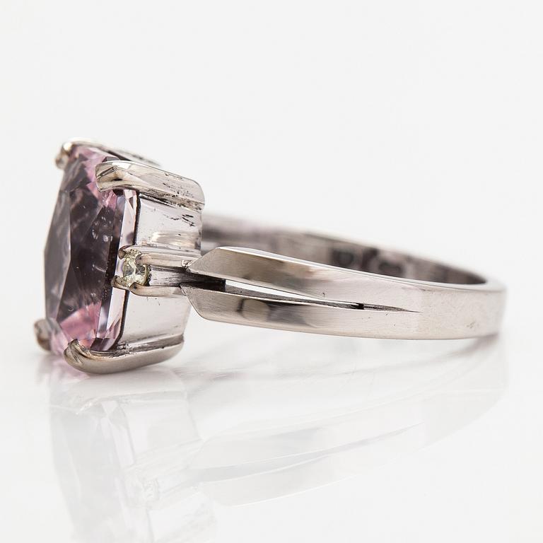 An 18K white gold ring with a morganite and diamonds ca. 0.06 ct in total. Sweden 1966.