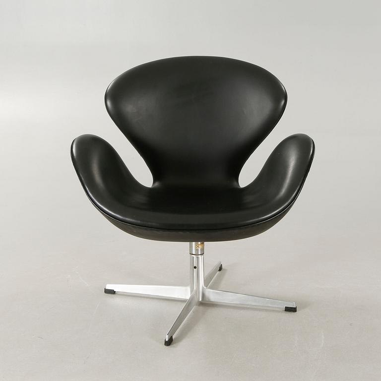 ARNE JACOBSEN, fåtölj, "Svanen", Fritz Hansen, Danmark, 1960-tal.