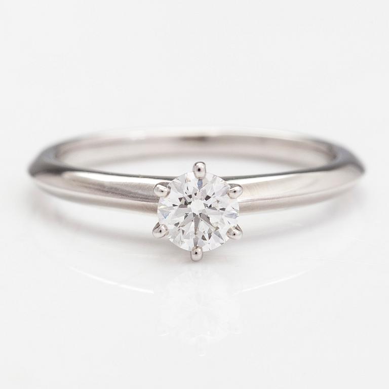 Tiffany & Co, Ring, platina med briljantslipad diamant 0.38 ct. Med certifikat.