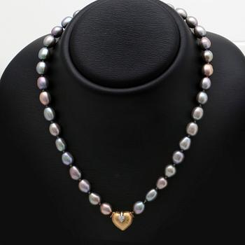 Necklace grey freshwater-pearls approx 8 mm, clasp 18k gold with 3 brilliant-cut diamonds.