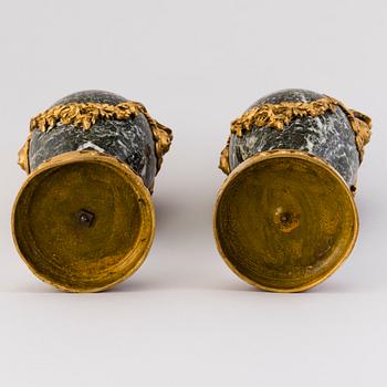 DEKORATIONSURNOR ETT PAR, brons och granit, Ryssland/Frankrike 1800-talets slut.