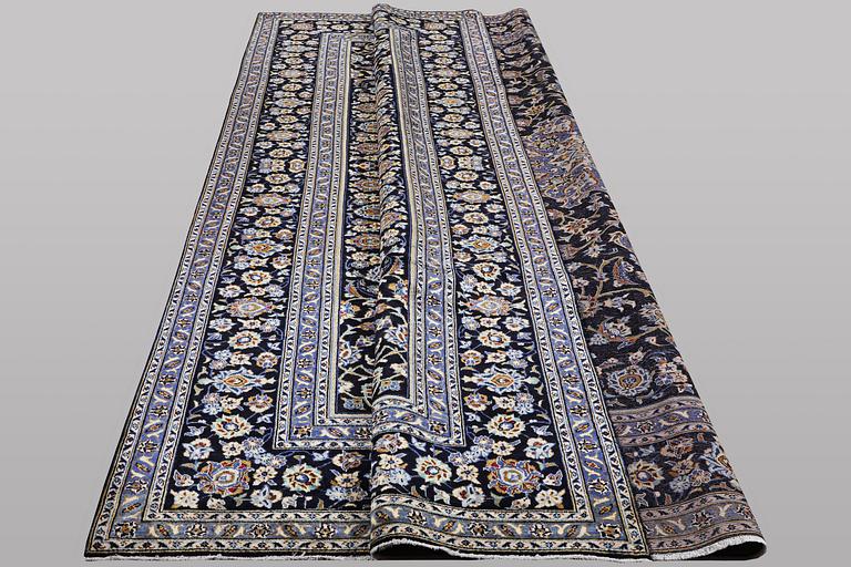 A carpet, Kashan, ca 420 x 296 cm.