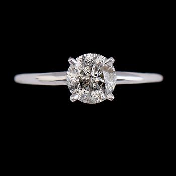 RING, 14 k vitguld, briljantslipad diamant ca 0.88 ct. Vikt ca 2,0 g.