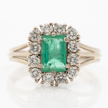 Ring, 18K white gold with an emerald and brilliant-cut diamonds.