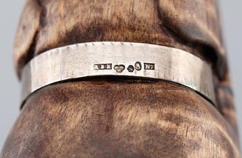 SNUSHUND, skuret trä med silverhalsband, 1915.