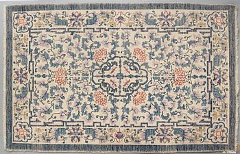 A RUG, an antique Chinese/Khotan, ca 164,5 x 105,5 cm.