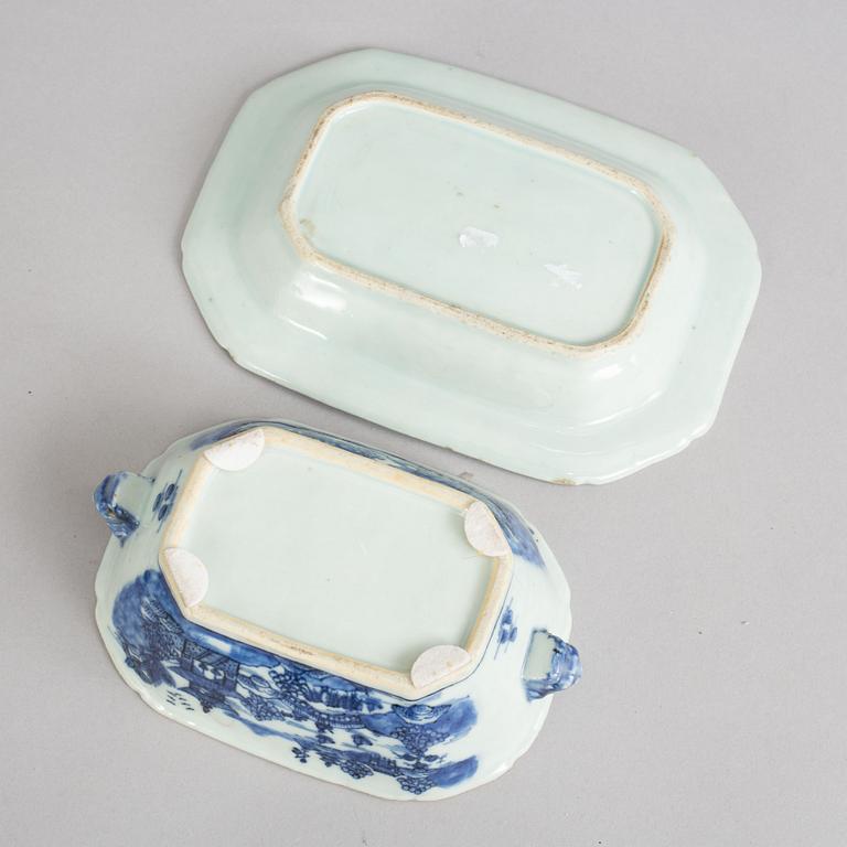 A blue and white butter tureen with cover and stand, Qing dynasty, Qianlong (1736-95).