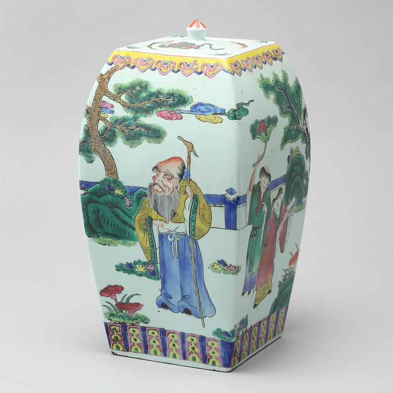 A porcelian chinese vase from the 20th century.