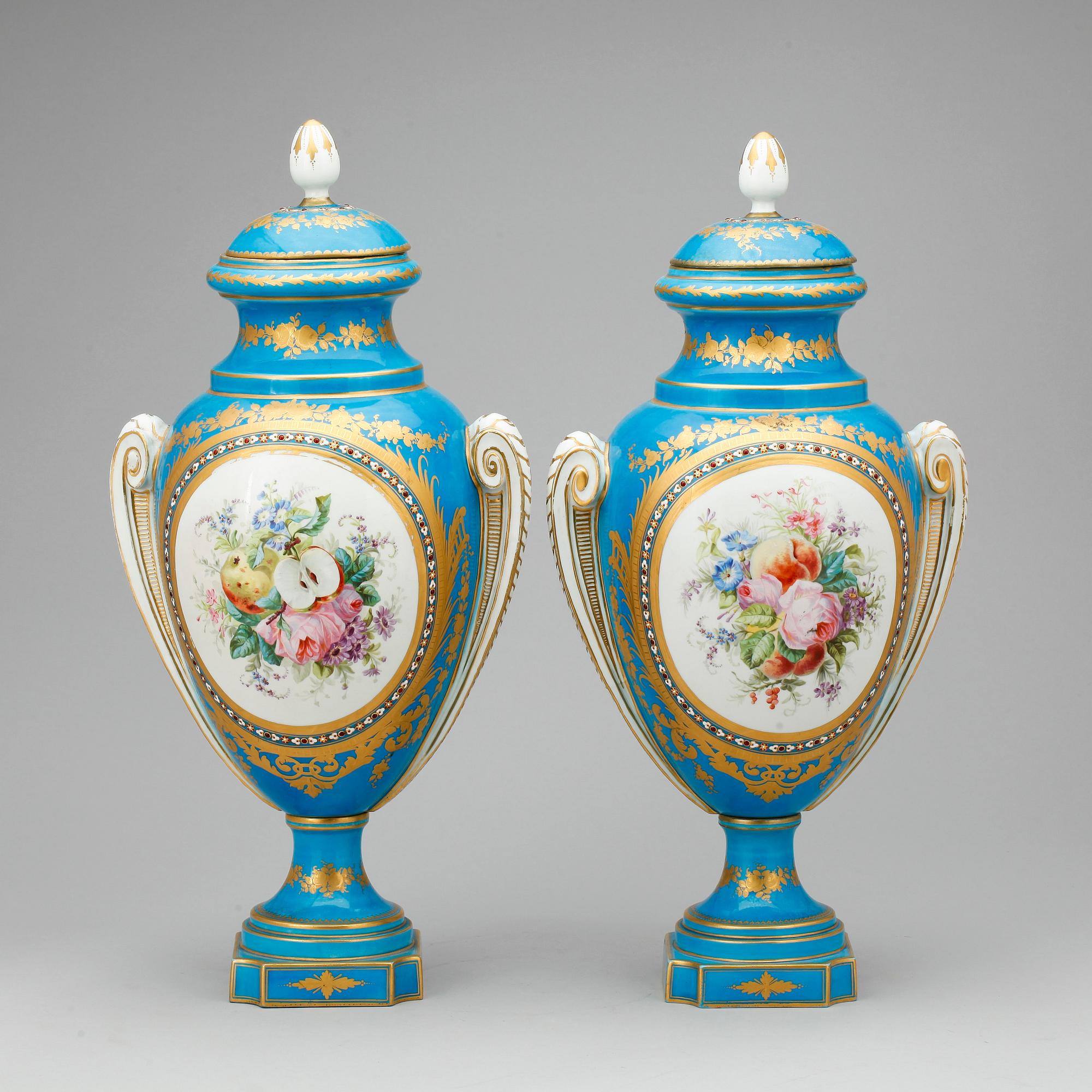 URNOR, ett par, porslin, Sevresliknande märke, 1800-tal.