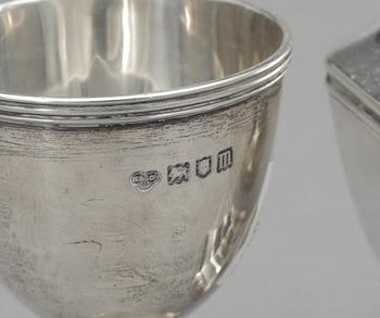 SOCKERSTRÖARE och MÅTT, silver, bland annat Goldsmiths & Silversmiths, London, 1907. Total vikt ca 267g.