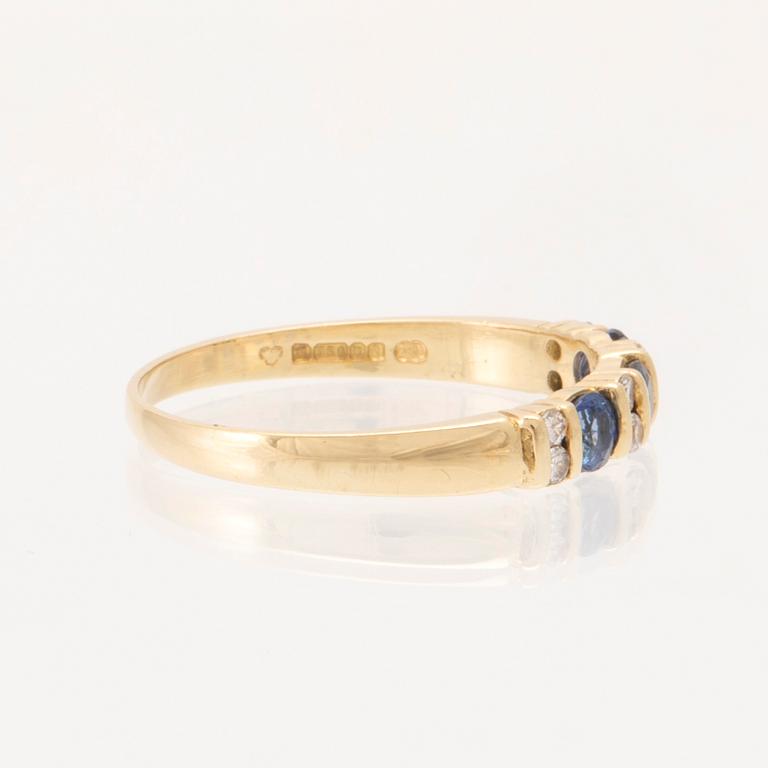 Ring 18K guld med runda briljantslipade diamanter och runda fasetterade blå stenar, London England.