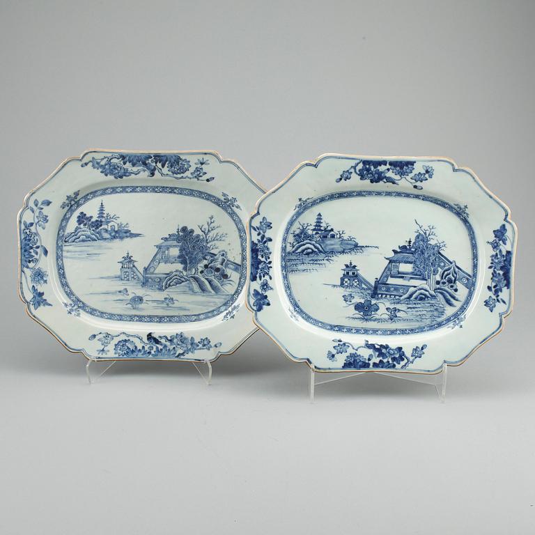STEKFAT, ett par, porslin, Qingdynastin, Qianlong (1736-1795).