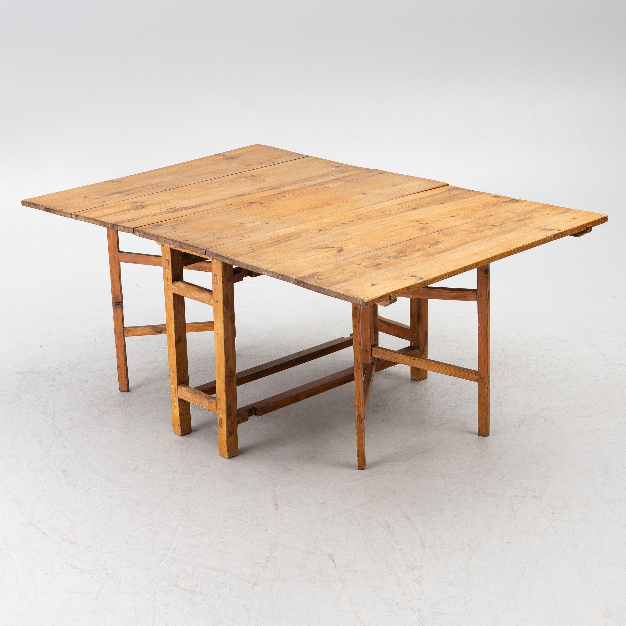 A gate leg table, 18th/19th century.