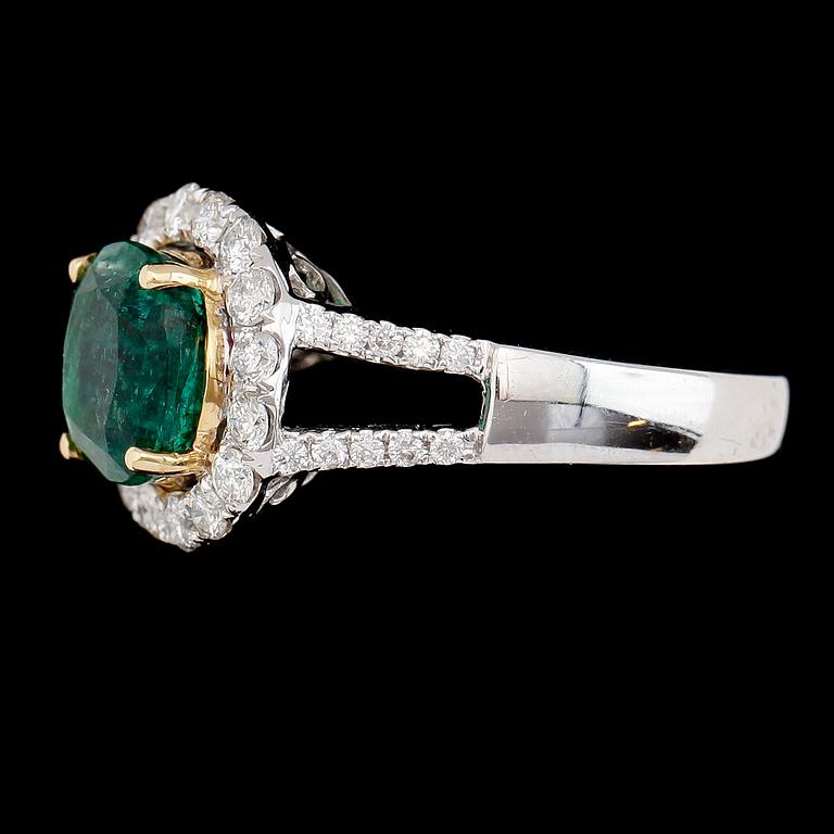 RING, 18K guld/vitguld, smaragd ca 2.36 ct. samt diamanter tot ca 0.62 ct.