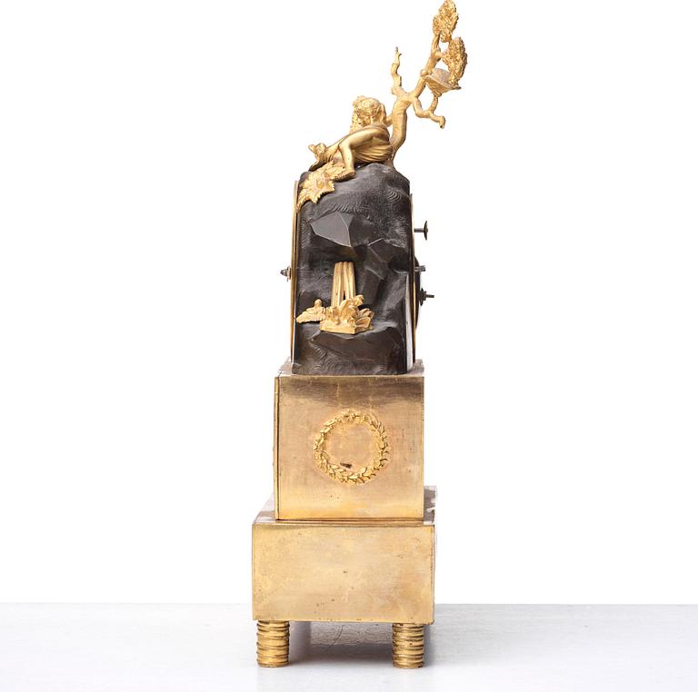 BORDSPENDYL, av Ephraim Hedström (Ephraim H mästare i Stockholm 1808-1818), Sengustaviansk.